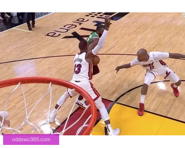 约翰-科林斯与大洛抢板时发生碰撞 已返回更衣室接受检查